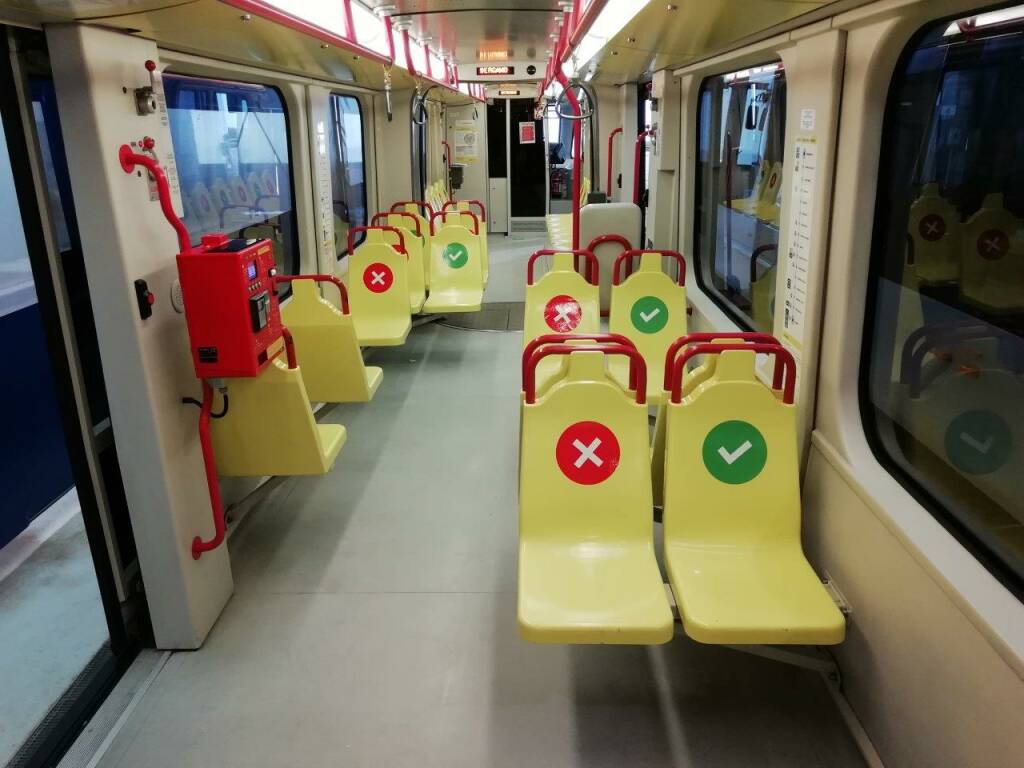 Non indossa la mascherina sul bus. Lite tra due passeggeri finisce a schiaffi in strada