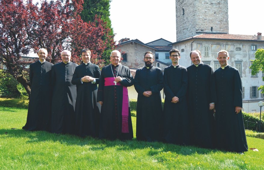 In arrivo tre nuovi sacerdoti, ma col coronavirus ne sono morti più di quaranta: un’ecatombe