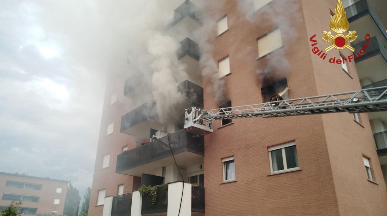 Scoppia un incendio in un appartamento alla Celadina, persona salvata dai pompieri