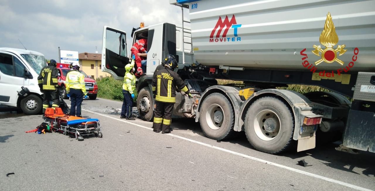 Schianto tra camion e furgoncino a Cavernago: morto un uomo