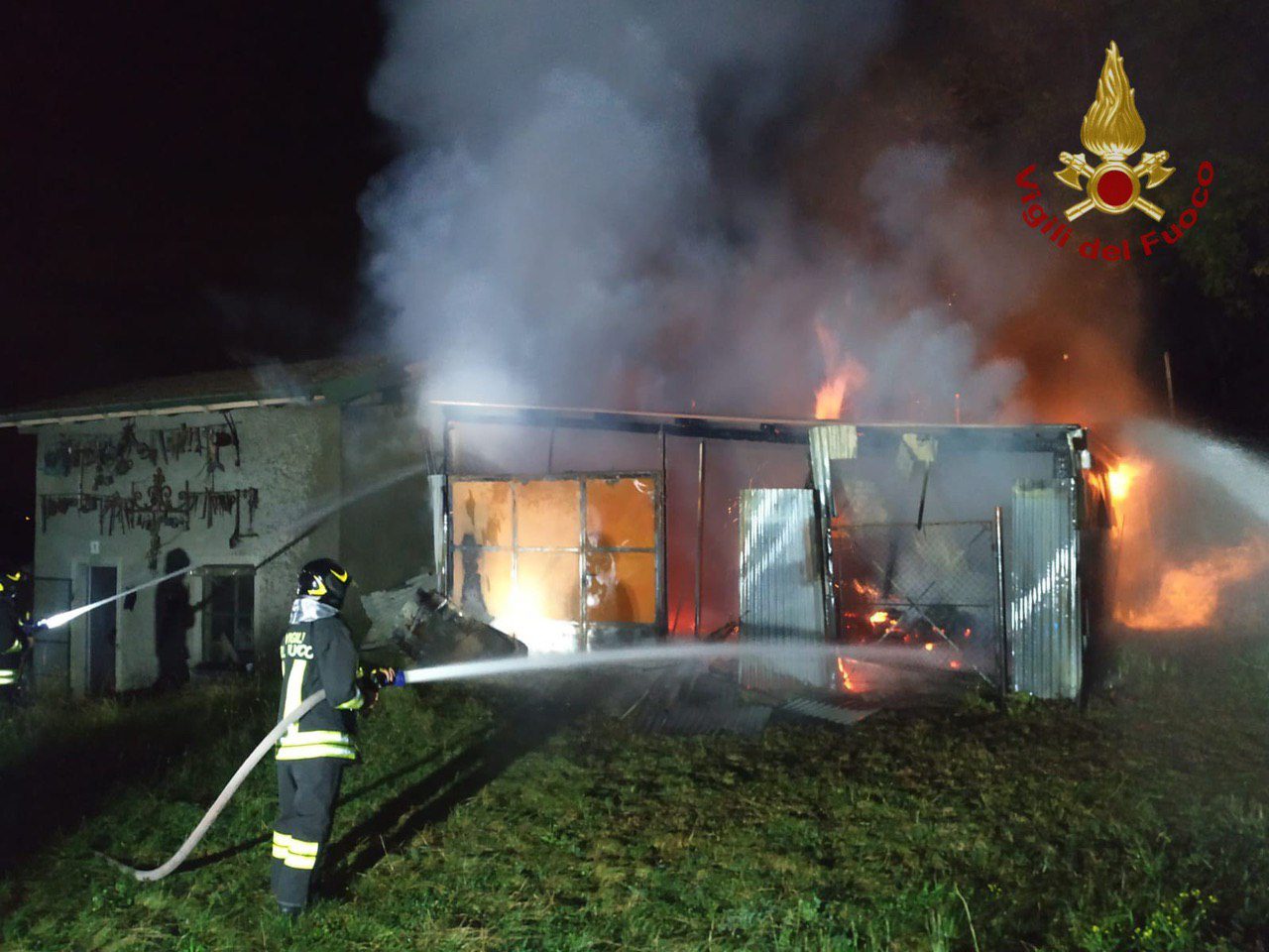 Va a fuoco un fienile nella notte. Nessun ferito nell’incendio