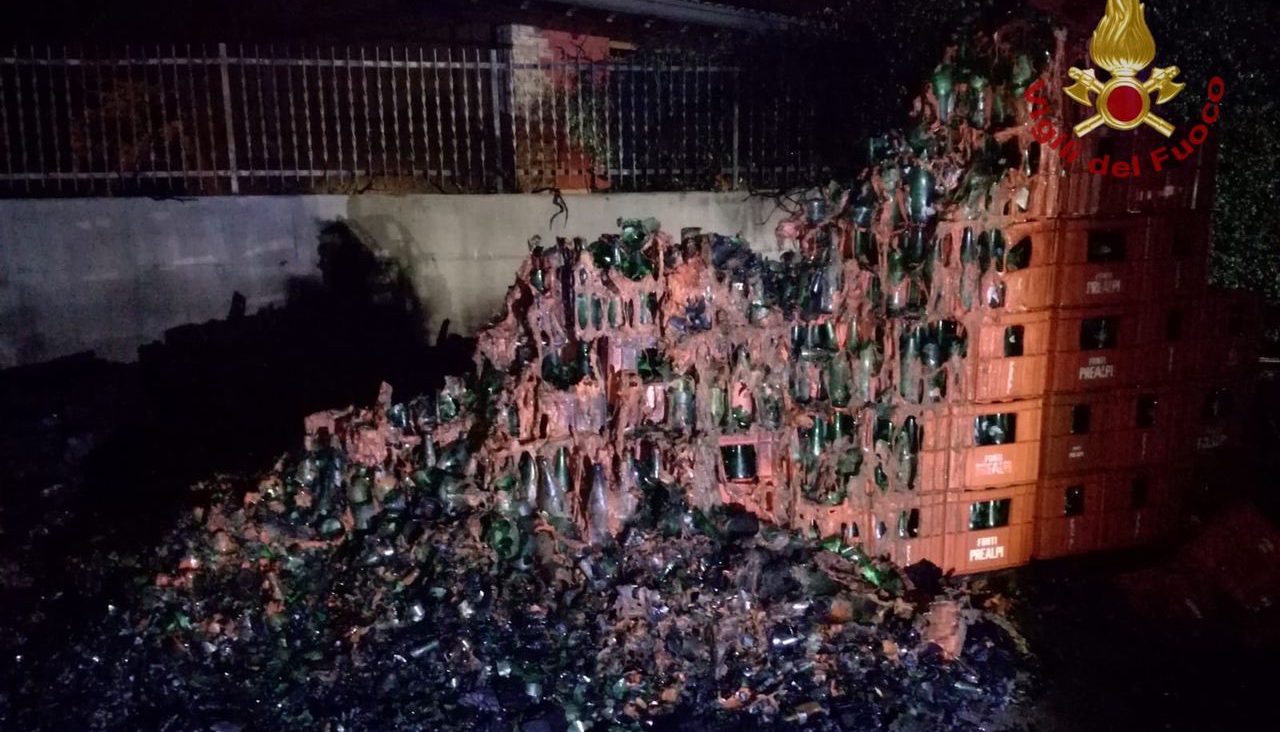 Va a fuoco nella notte il deposito delle Fonti Prealpi ad Almè, nessun ferito