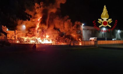 Terribile incendio in una ditta a Costa di Mezzate, tutto distrutto e nube nera su città e Val Seriana