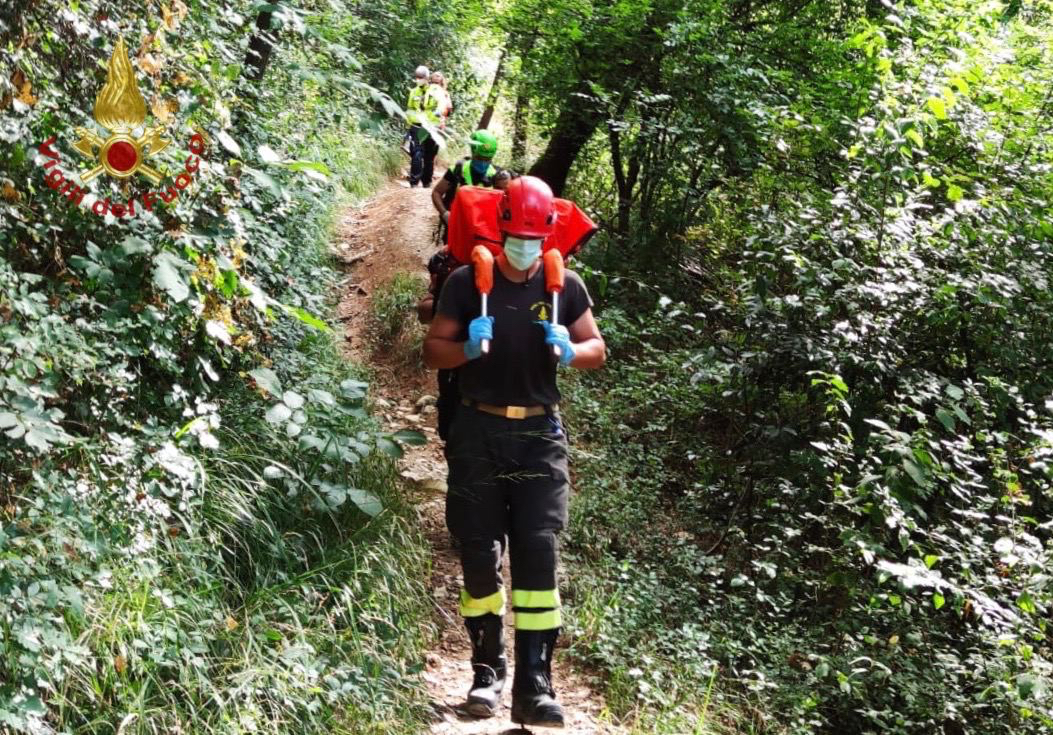 Cade rovinosamente e si rompe la clavicola. Soccorso un ciclista sulla Maresana
