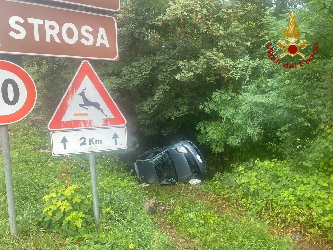 Donna al volante perde il controllo del mezzo e finisce in una scarpata