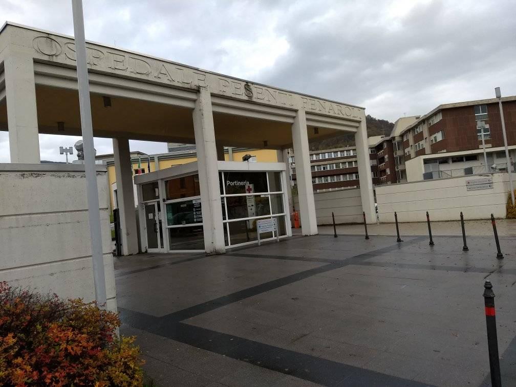 Ospedale di Alzano Lombardo, scassinati spogliatoi e armadietti del personale