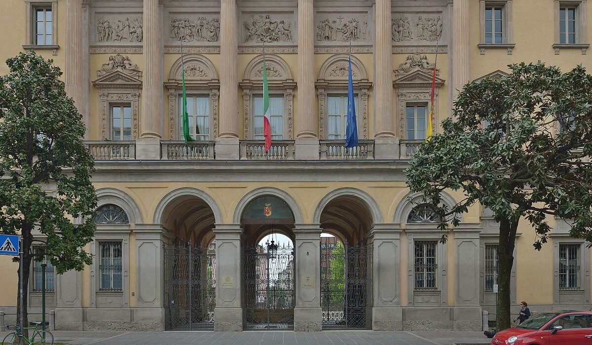 La prefettura non paga i debiti e adesso in centinaia rischiano il posto di lavoro