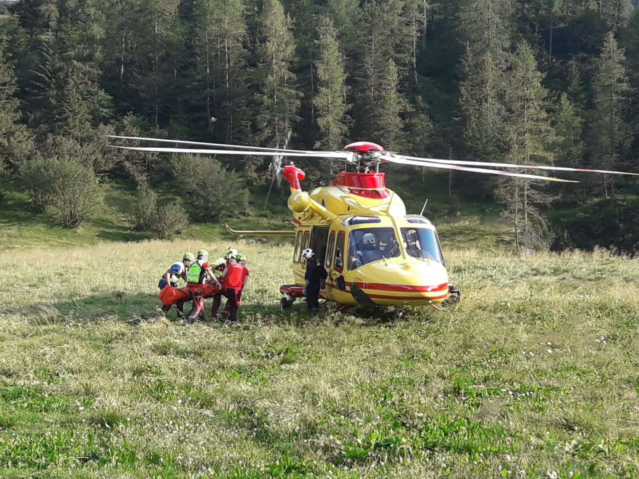 Cade con la moto da trial, muore un idraulico di 46 anni