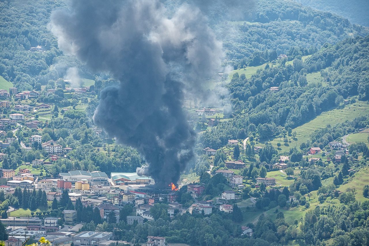 Va a fuoco un capannone, video (anche di un drone) e foto dello spaventoso incendio a Leffe
