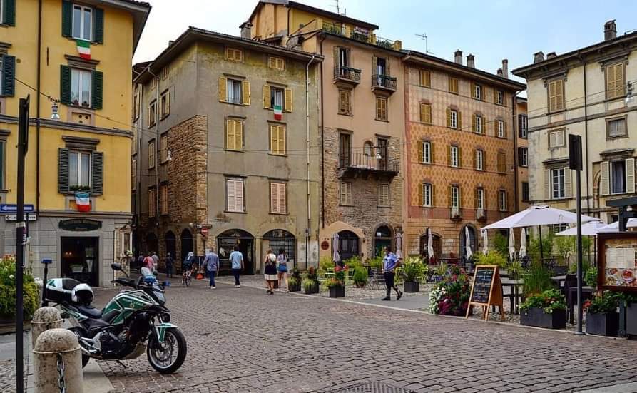 Il reportage della rivista francese che esalta la bellezza di Bergamo e di Città Alta (dopo il Covid)