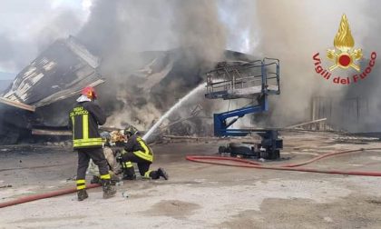 Dopo il rogo la conta dei danni, a Leffe fumo e macerie. Da salvare 50 posti di lavoro