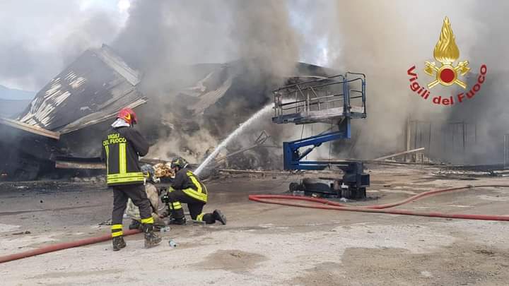 Dopo il rogo la conta dei danni, a Leffe fumo e macerie. Da salvare 50 posti di lavoro