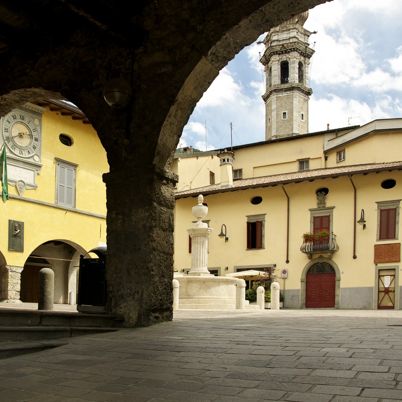 Il piacere delle serate all’aperto: a Gandino scende in piazza la musica d’autore