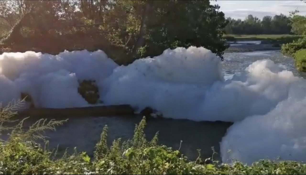 Grandi nuvole di schiuma bianca e odore di zolfo lungo il canale Gronda Sud a Morengo