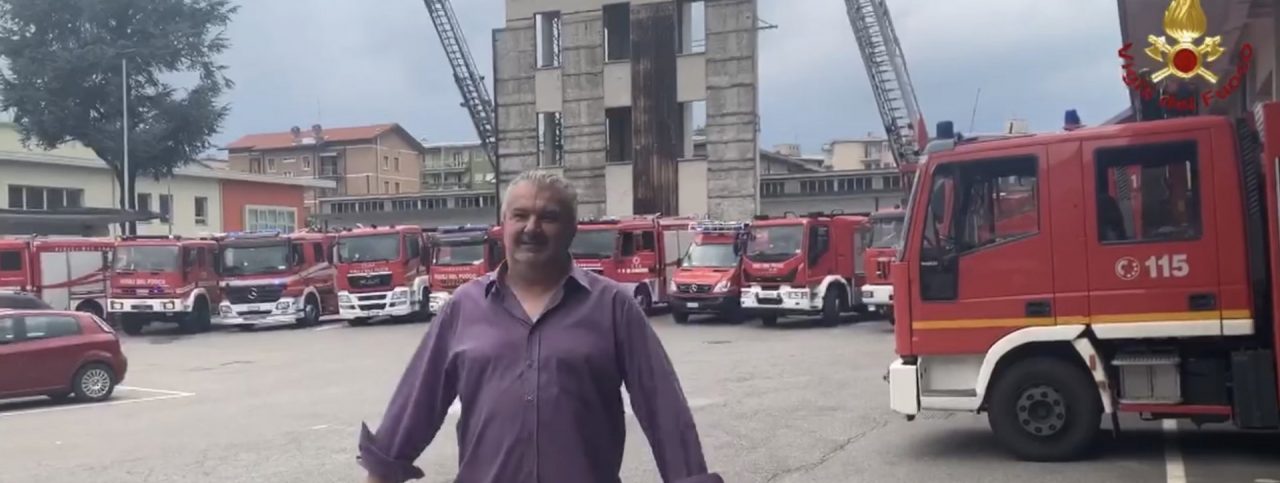 Sirene e applausi per la pensione di Ezio Saroglia: il grazie dei colleghi (e di tutti noi) in un video