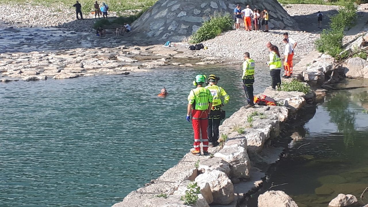 Cade nelle acque del Brembo e non riemerge. Ragazzino di 12 anni muore annegato