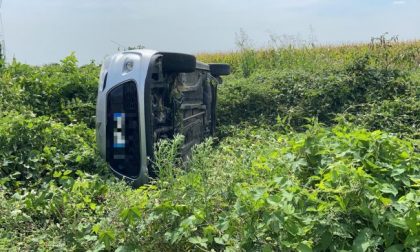 Fuori strada vicino ai binari a Caravaggio: l'auto si ribalta