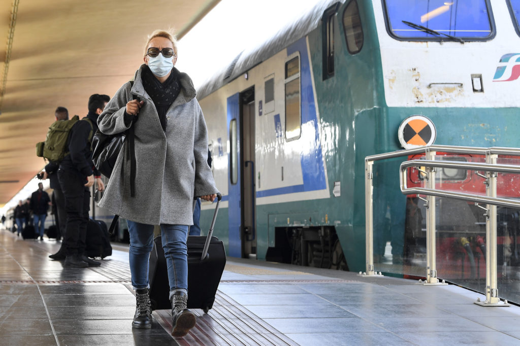 Distanziamento e mascherine sui mezzi di trasporto, scontro tra Regione e ministero