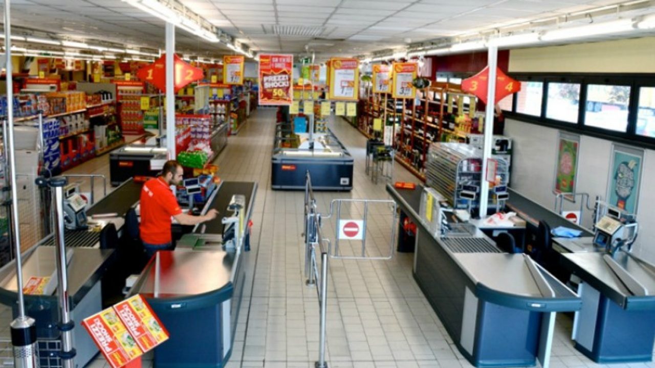 Ruba alimentari al market e prende a botte la direttrice