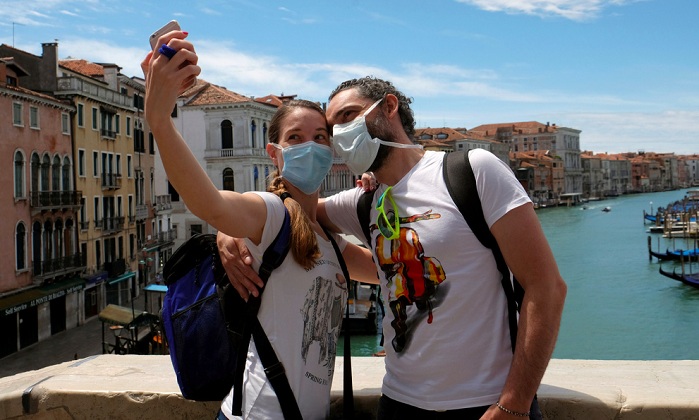 Torna l’obbligo delle mascherine anche all’aperto dalle 18 alle 6, in spazi pubblici e locali