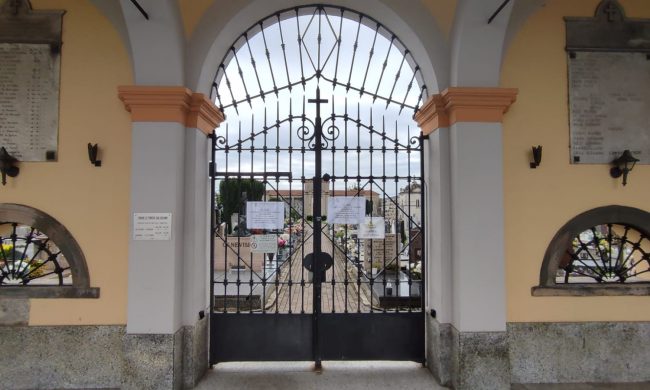 Vandali in azione al cimitero di Fornovo: furti, tombe profanate e fotografie imbrattate