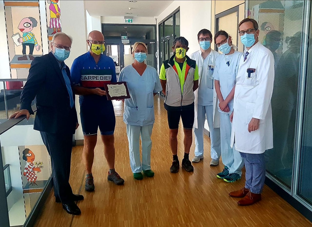 Lo straordinario viaggio in bici dei due amici per dire grazie agli ospedali tedeschi
