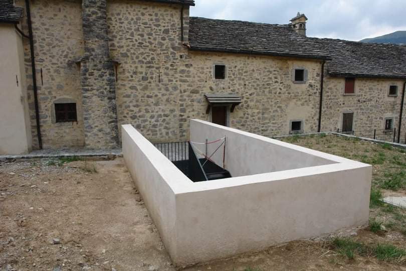 Ma cosa c’entra con il borgo di Arnosto quel vascone di cemento?