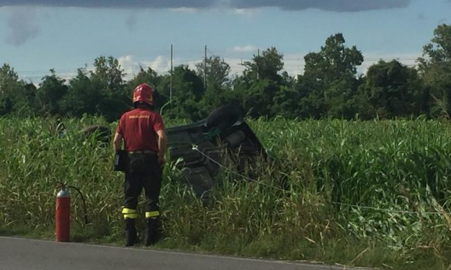 Si ribalta e finisce in un campo di mais tra Bariano e Romano