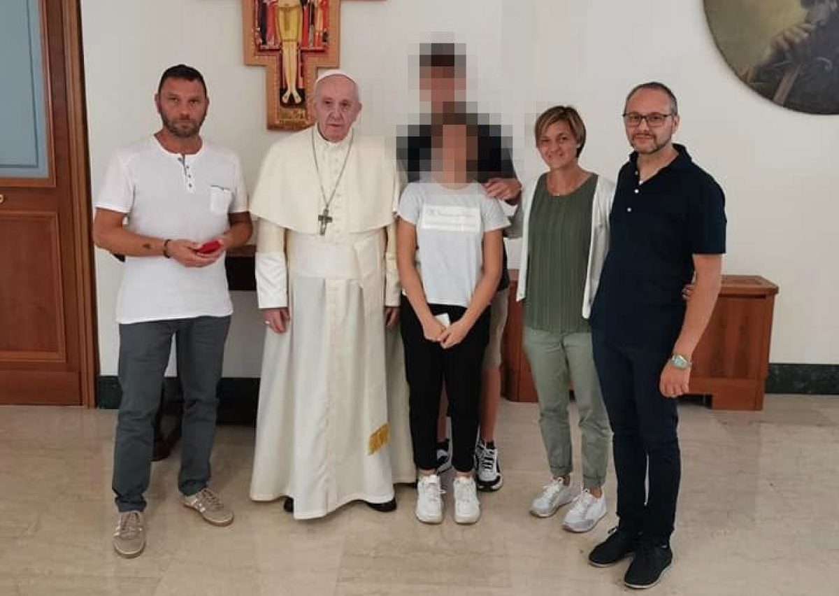 Scrive al Papa per onorare i genitori morti di Covid e Francesco lo invita a Roma