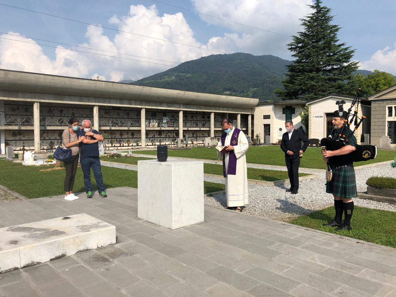 Commozione e una cornamusa: Cristian Persico riposa per sempre al cimitero di Casnigo