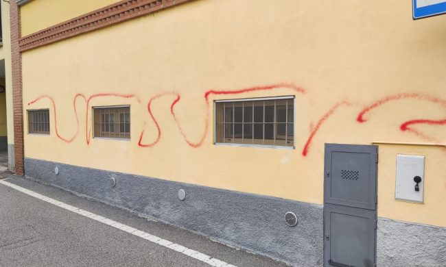 Vandali in azione a Fornovo San Giovanni: imbrattate alcune case del centro storico