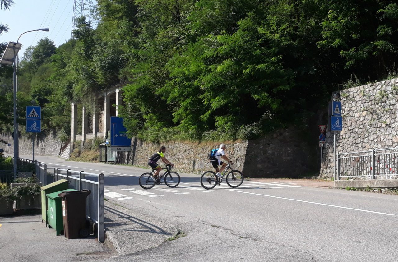 A Lenna un pericolo evidente: «Mettete in sicurezza l’attraversamento della ciclabile»