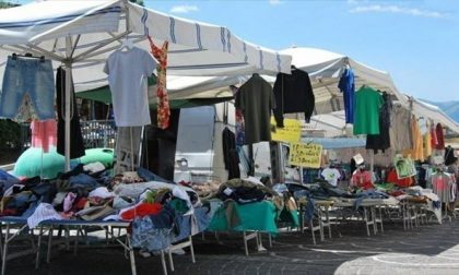 Ambulanti in piazza per chiedere la "riapertura" dei mercati: presidio in piazzale Alpini