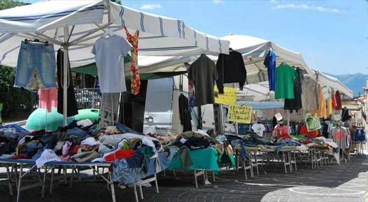 Al mercato di Serina spuntano mascherine con frasi e simboli fascisti, sdegno dell’Anpi