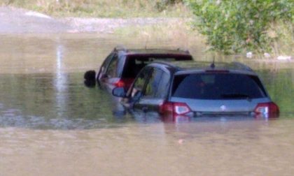 Maltempo, due auto bloccate in un sottopasso allagato a Pianico