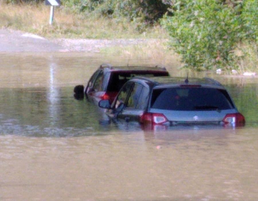 Maltempo, due auto bloccate in un sottopasso allagato a Pianico