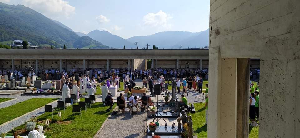 Le note del baghèt per l’ultimo saluto a Cristian, morto di Covid a 34 anni