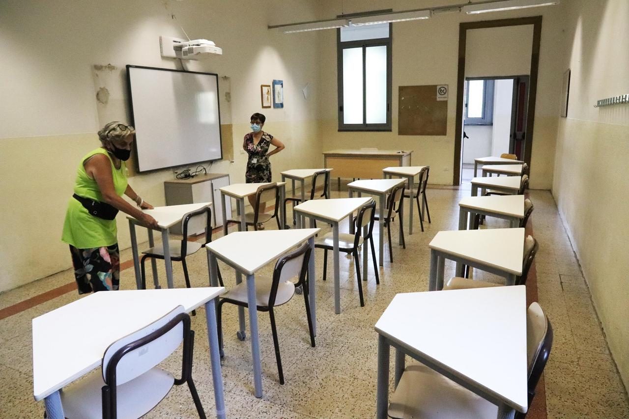 Armadietti sigillati, banchi vuoti, basta correzioni a casa: la scuola post-Covid