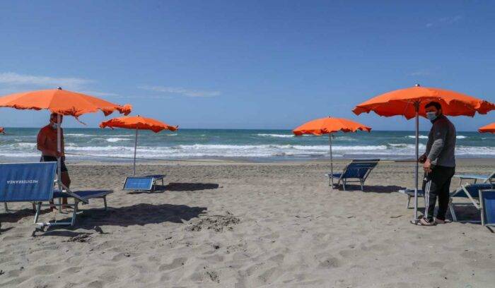 Si sente male mentre fa il bagno in Toscana: morta 82enne bergamasca