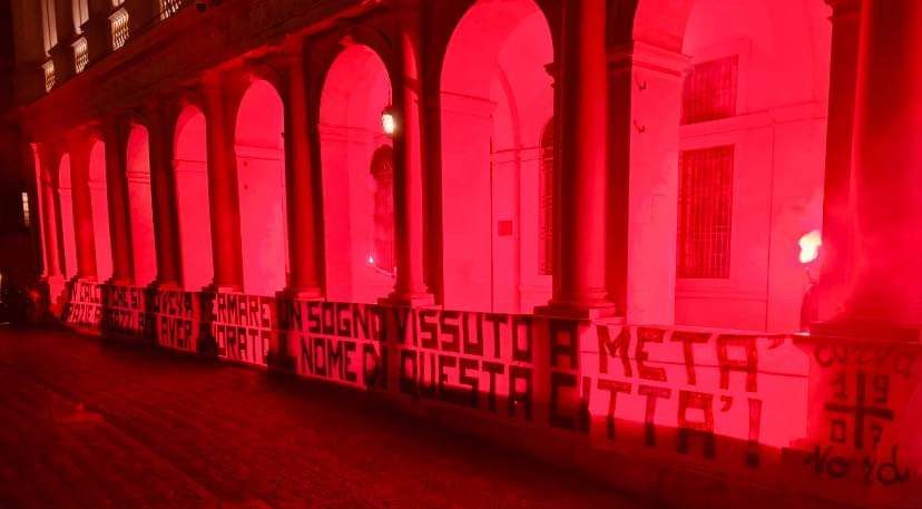 Striscione della Curva in Piazza Vecchia: «Grazie Atalanta, ma il calcio doveva fermarsi»