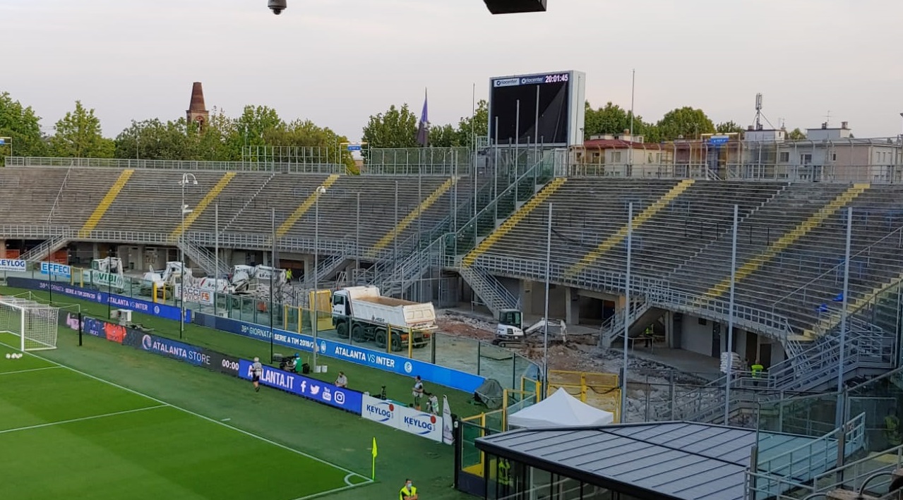 Gewiss Stadium, in Curva Morosini via tutte le tribunette metalliche e dentro (presto) i seggiolini