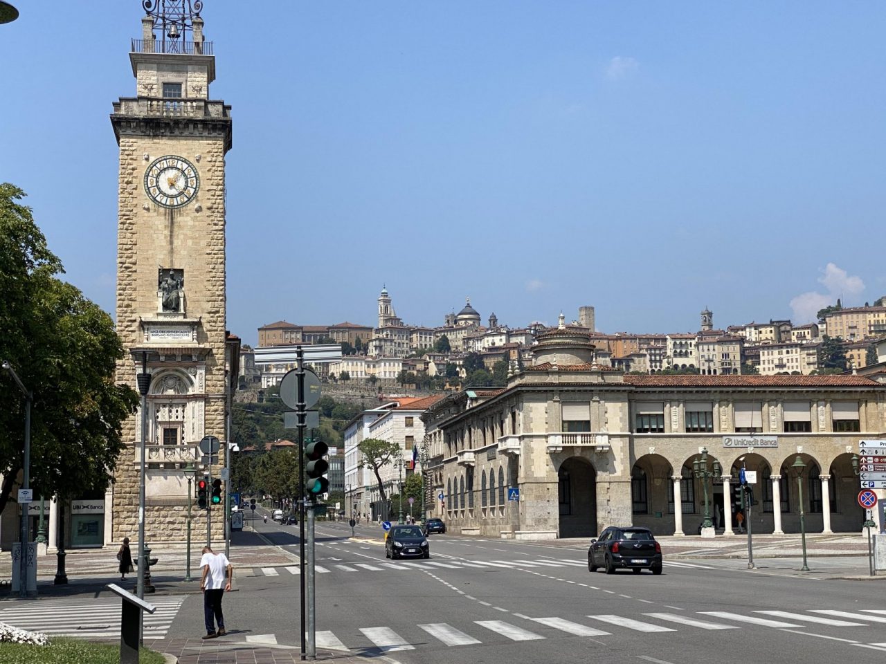 L’orologio della Torre dei Caduti perde olio, colpa (forse) di un guasto alle lancette