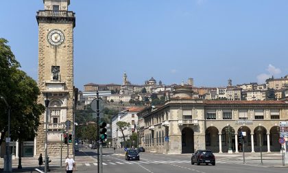 L'orologio della Torre dei Caduti perde olio, colpa (forse) di un guasto alle lancette