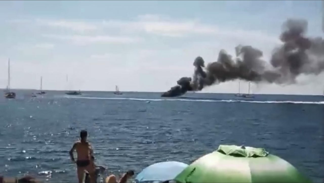 Imbarcazione con dieci turisti prende fuoco all’Isola d’Elba: illesi