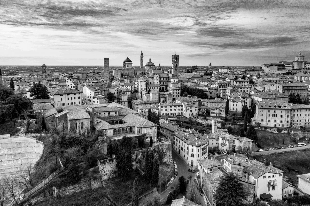Cento scatti in bianco e nero per scoprire Bergamo dall’alto: l’omaggio di Alex Persico