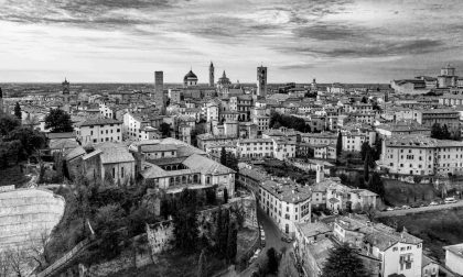 Cento scatti in bianco e nero per scoprire Bergamo dall'alto: l'omaggio di Alex Persico