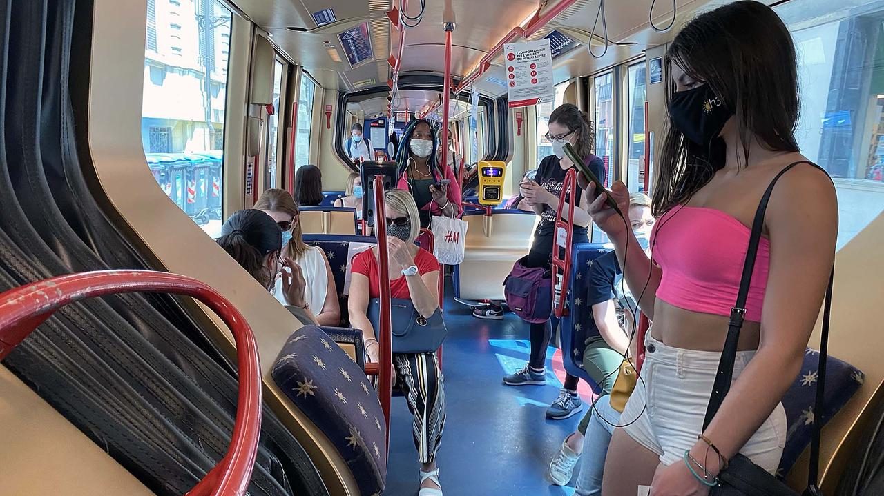 Trasporti pubblici, accordo sulla capienza. E a Bergamo doppio turno a scuola