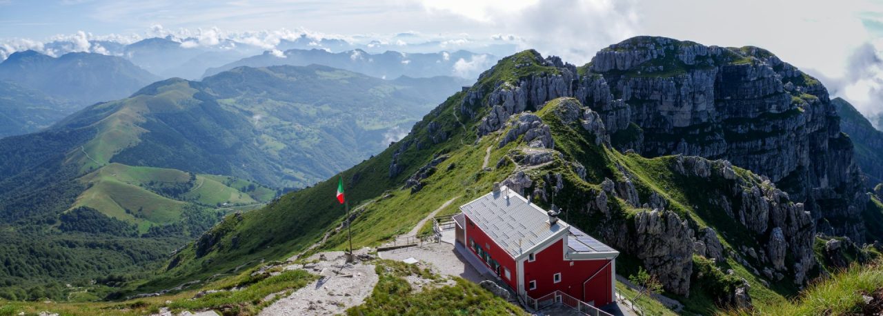 Il rifugio Azzoni, cioè la stupenda vetta del Resegone dopo ampi zig zag a fil di cielo
