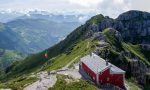 Il rifugio Azzoni, cioè la stupenda vetta del Resegone dopo ampi zig zag a fil di cielo