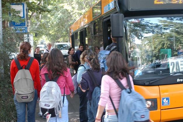 Autobus e scuola, la preoccupazione di autisti e Cgil: «Capienza all’80%? Un liberi tutti»